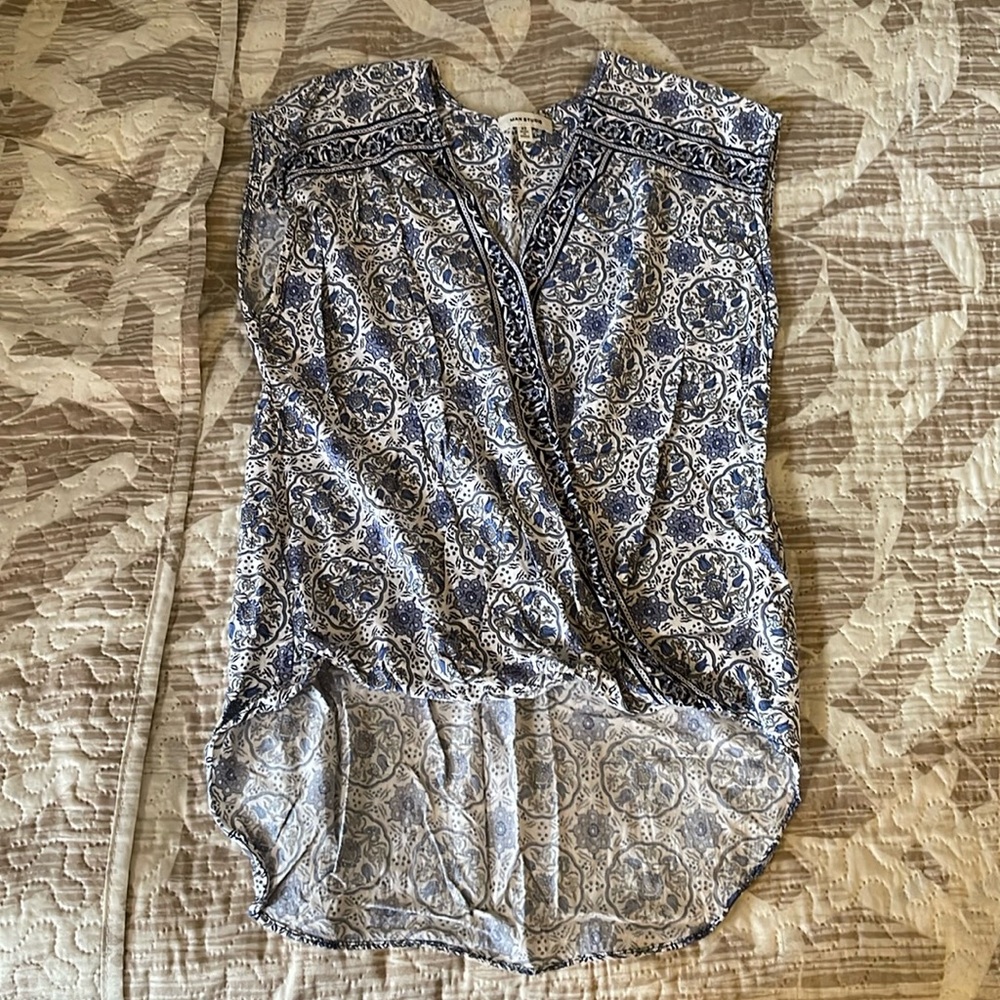 Women tops, size XS, colors blue and white, excellent condition.